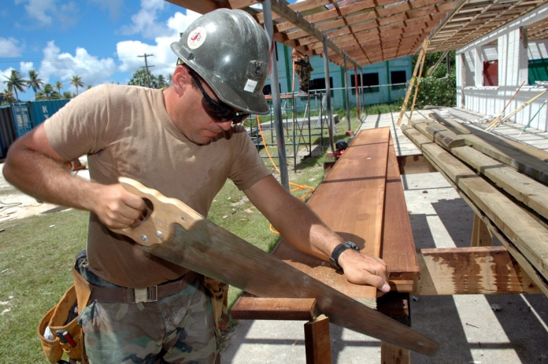 charpentier-LA GARDE FREINET-min_worker_construction_building_carpenter_male_job_build_helmet-893290